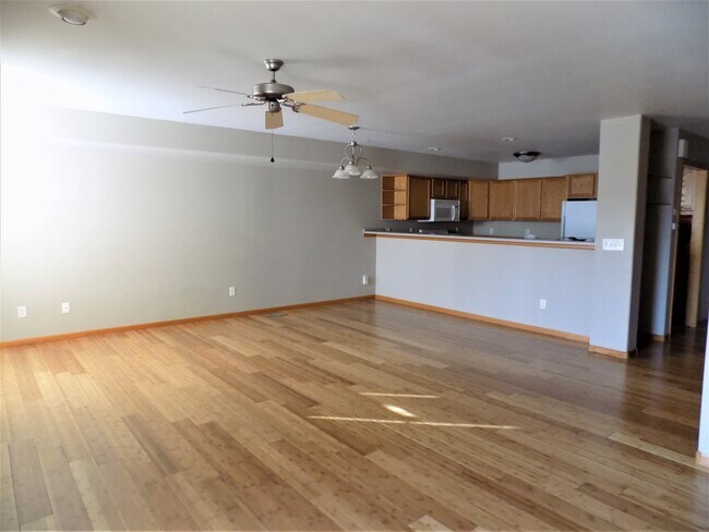 Building Photo - Large 3bedroom/2.5 bath Iowa City Townhouse