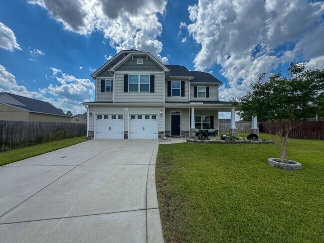 Building Photo - Gorgeous 4 Bed 2.5 Bath Home with Fenced Backyard