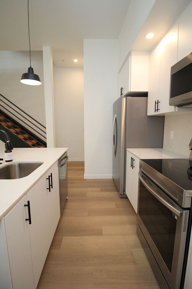 Building Photo - 2516 NE Flanders St