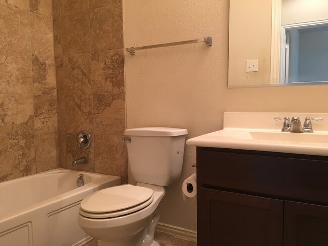 Building Photo - Great Open Floor Plan in Buda