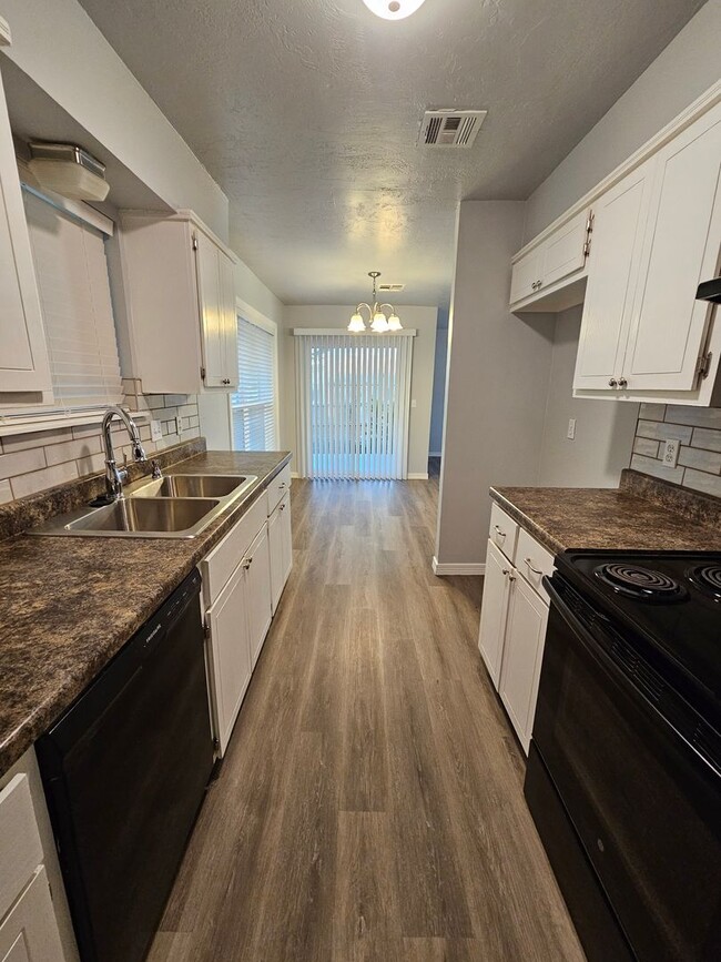 Building Photo - (3) Bed/(1.5) Bath in Noble Avail NOW!