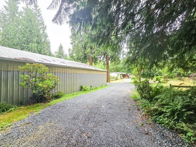 Building Photo - Tranquil Country Living Meets Modern Comfort