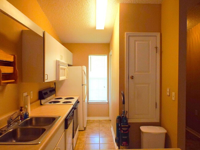 Building Photo - 2BR/1BA with Fenced Yard – Lawn Care Inclu...
