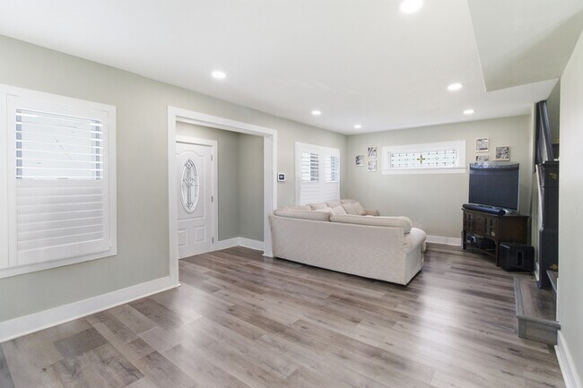 Building Photo - 925 Plainfield Ave