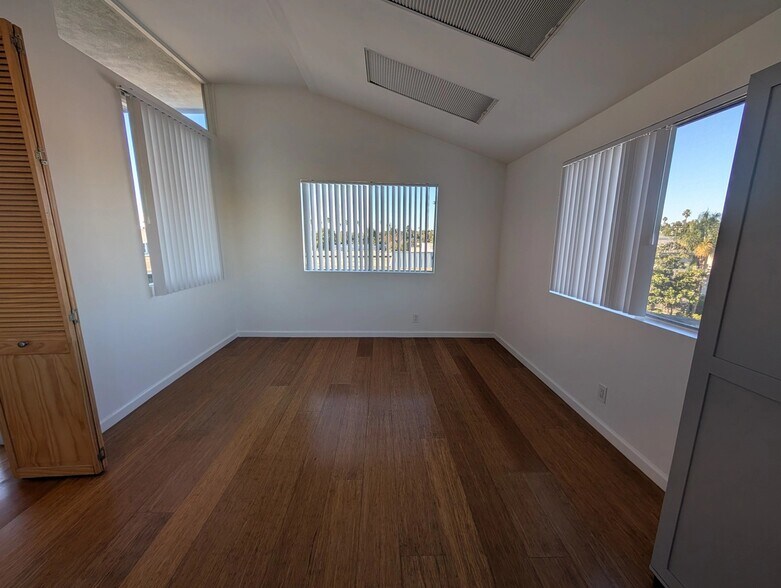 Building Photo - 11936 Darlington Ave