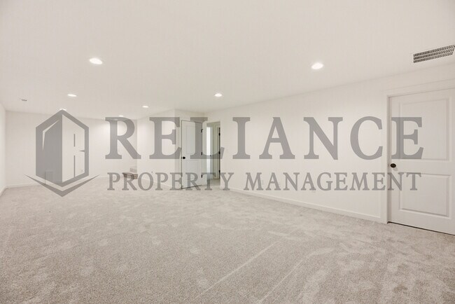 Building Photo - 5243 N Pinecrest Ct