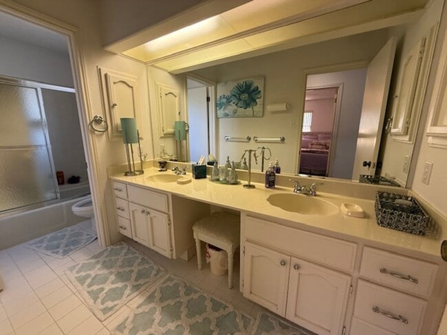 Building Photo - Prestigious Gated Living in Mission Trace-...