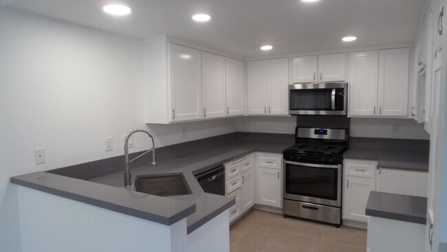 Building Photo - End-Unit 3BR 2.5BA Townhome w/ 2 Car Attached Garage