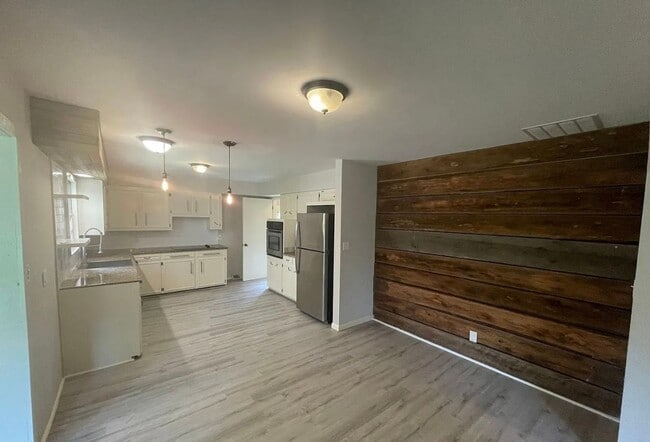 Building Photo - Beautiful 3 bed 2 bath home AVAILABLE NOW!