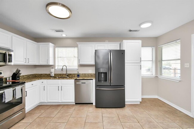 Building Photo - 13322 Hilltop Cir