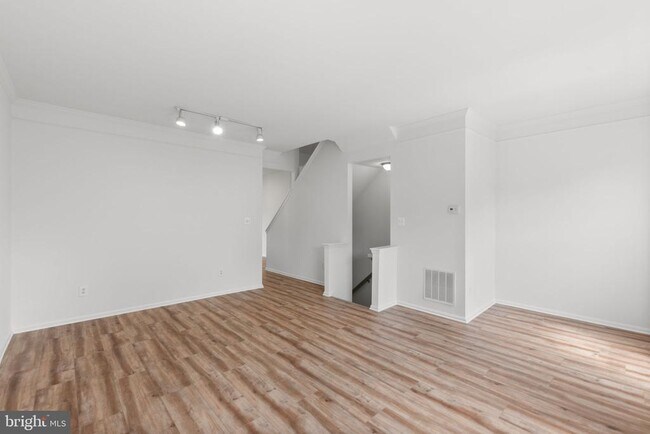 Building Photo - 2372 Woodland Pond Ln