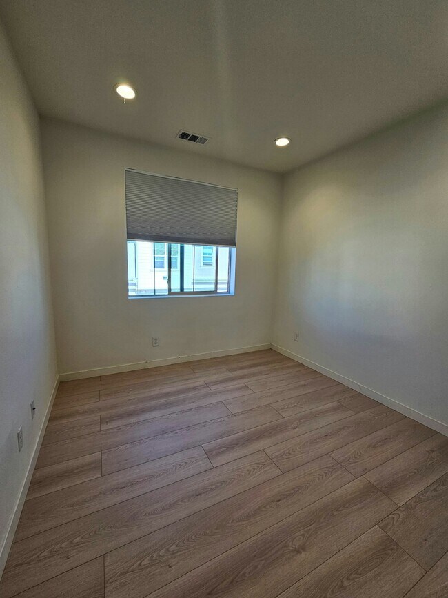 Building Photo - 1969 Cottage Dr