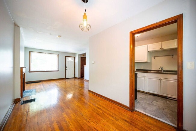 Building Photo - 213 E Hudson St