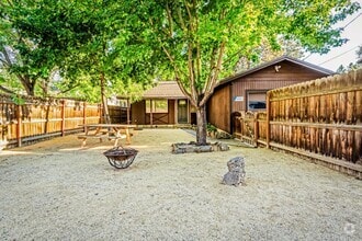Building Photo - Fully Remodeled 3BR/1BA in the Heart of Bend