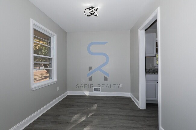 Building Photo - Move in before November 30th and choose yo...