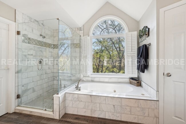 Building Photo - Living Large in Alpharetta