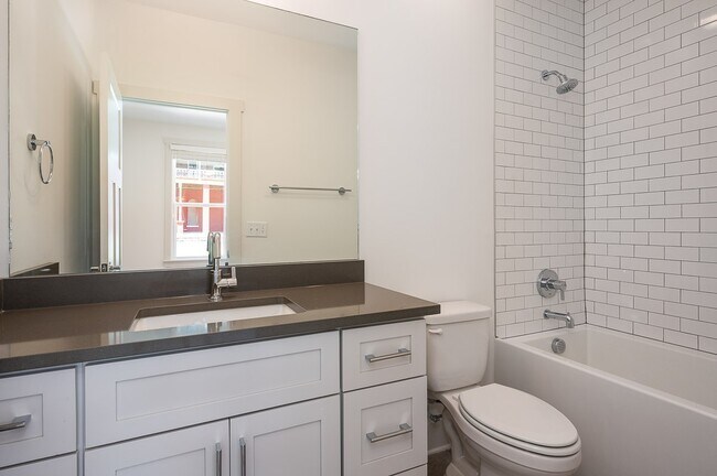 Building Photo - 900 Meridian St