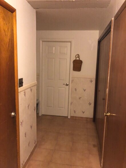 Hall entrance - 266 E 54th St
