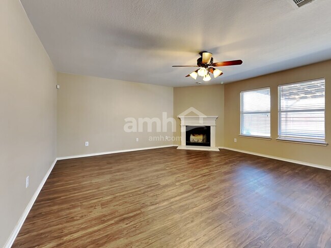 Building Photo - 729 Redwing Dr