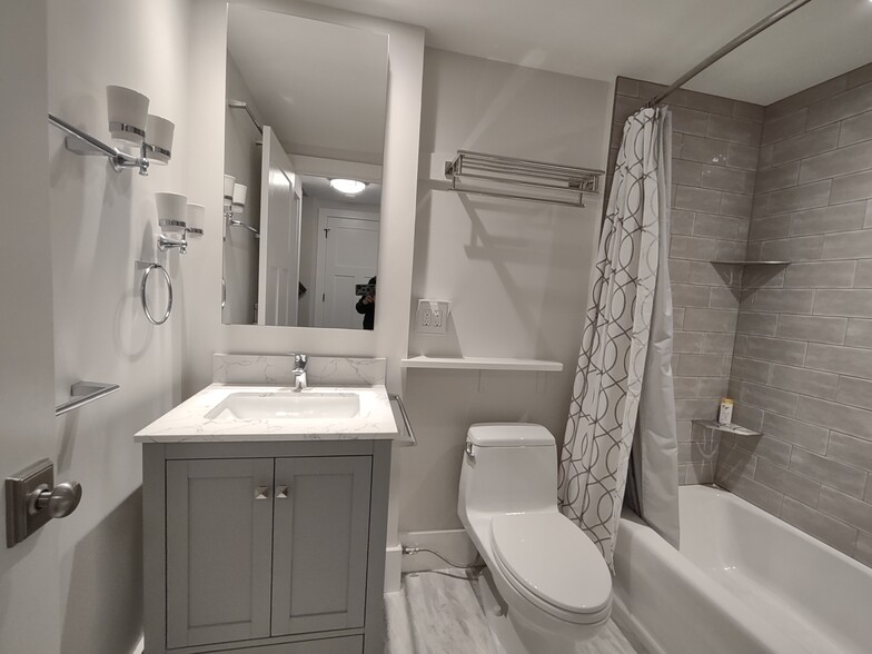 Full Bathroom - 27 Rock St