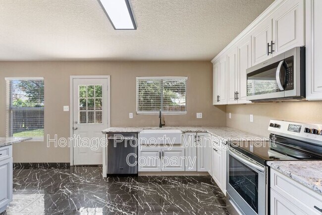 Building Photo - 5819 Providence Oak