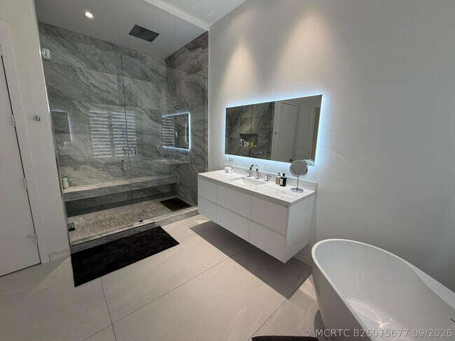Building Photo - 6493 Enclave Way