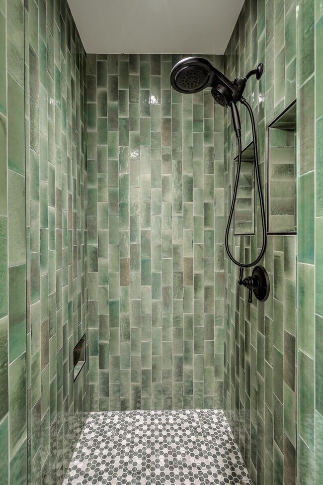 Building Photo - Luxury Living in the Heart of Tulsa