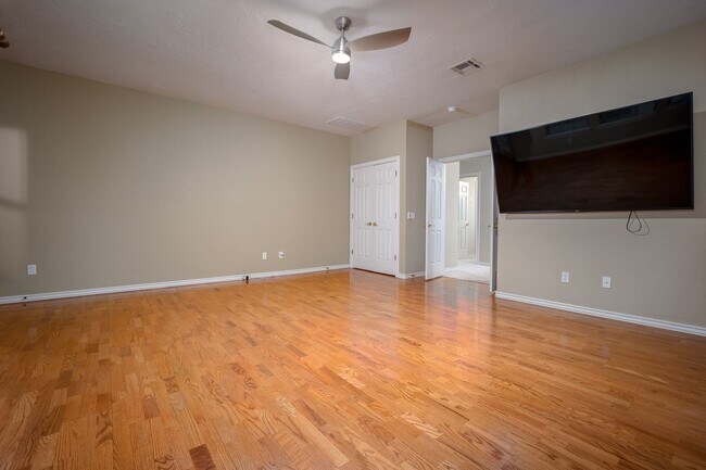 Building Photo - Executive (5) Bed/(4.5) Bath + Study Avail NOW! Must-See Amenities!