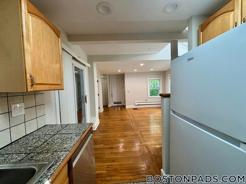 Primary Photo - 12 Cutter St