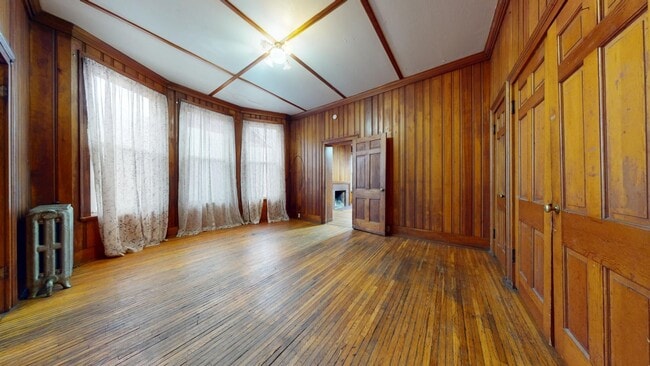 Building Photo - Huge House with Garage!