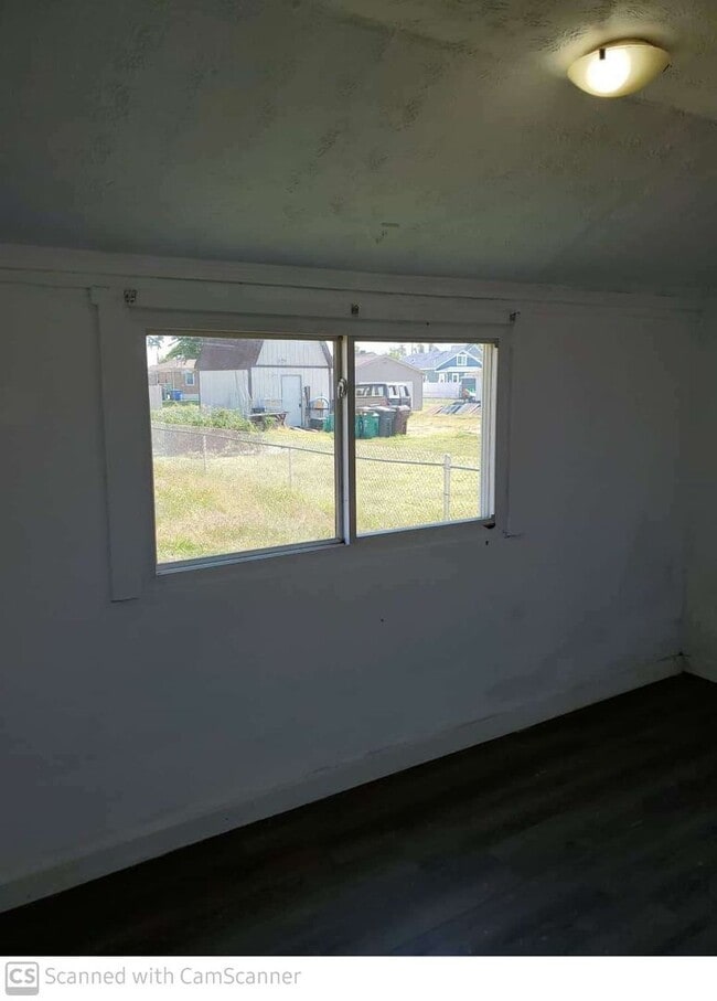 Building Photo - Refreshed 3 bed 1 bath home convenient to ...