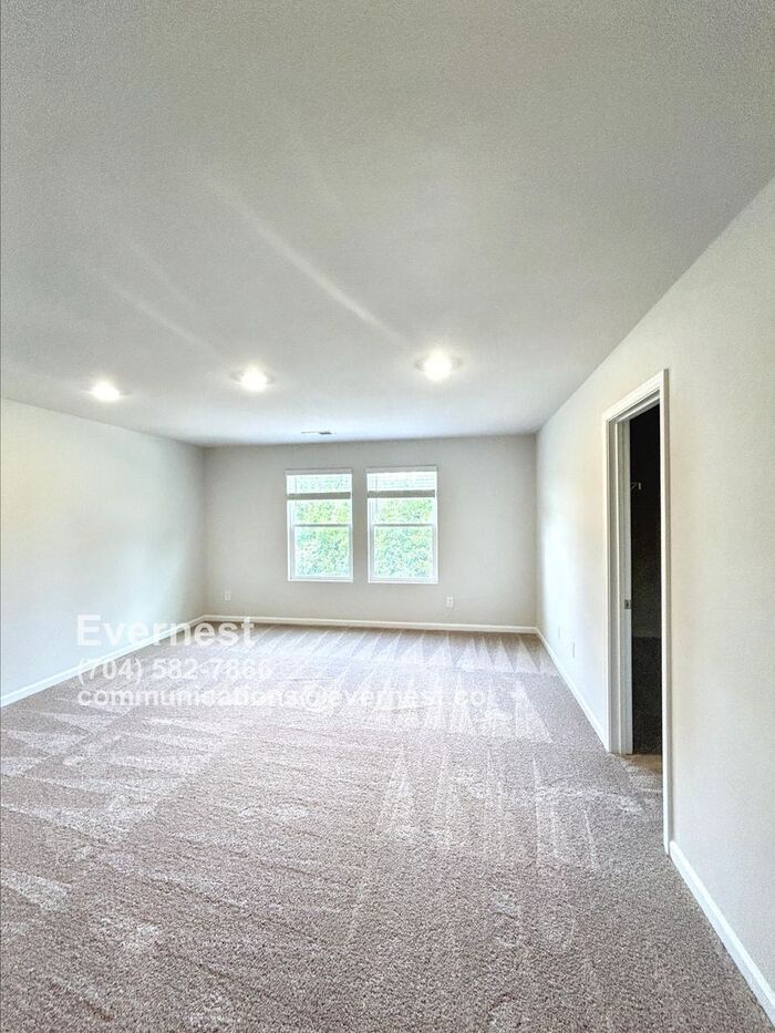 Building Photo - 2108 Willow Gln Dr