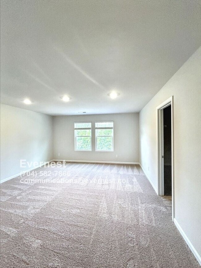 Building Photo - 3 Bed, 2.5 Bath Townhome with Attached Garage and Modern Amenities / voucher accepted / Pet-frien...