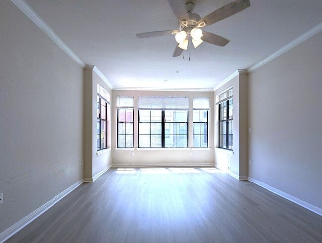 Building Photo - 1x1 New Flooring throughout! Spacious and ...