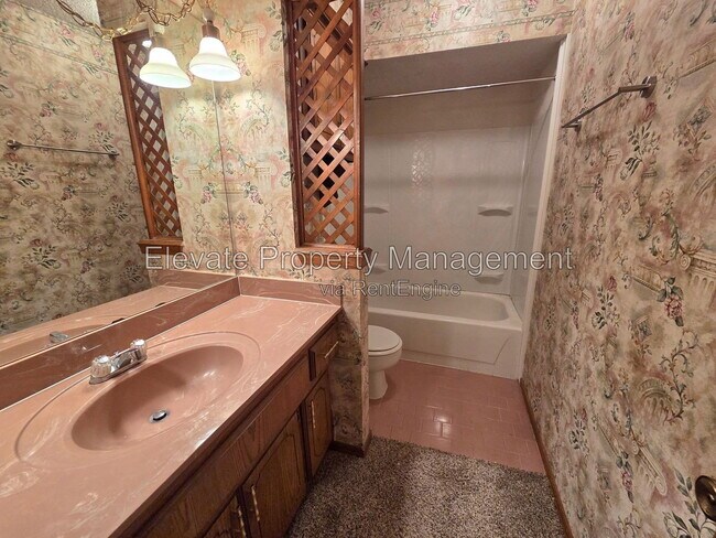 Building Photo - 1204 SW 128th St