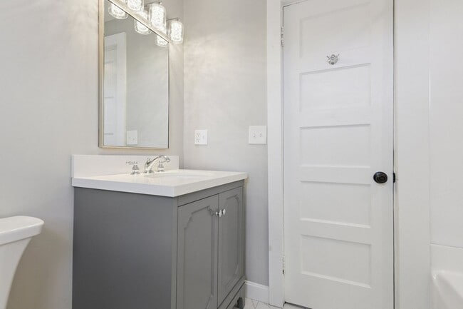 Building Photo - Charming 3-Bedroom in Downtown Niantic