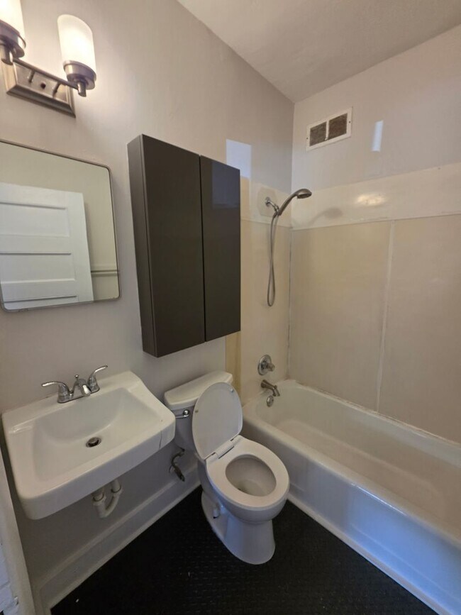 Building Photo - Studio Apartment Close to City Park!