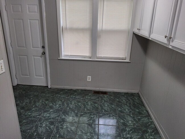 Building Photo - Welcome to this Chicago-style brick Bungal...