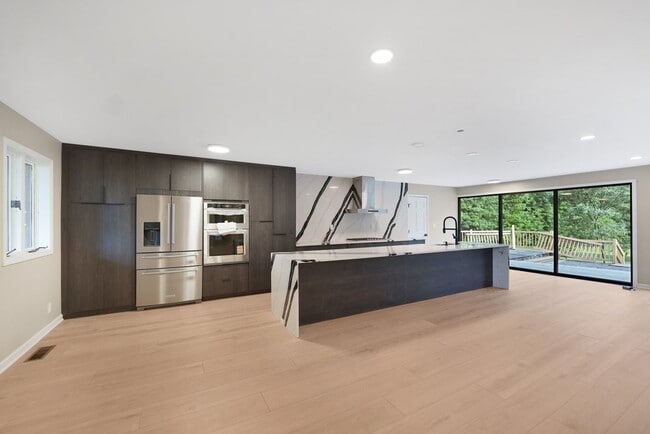 Building Photo - 11110 Highland Dr