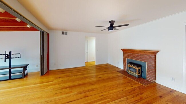 Building Photo - Sunny Greenbrae Single-Level with Pool + K...