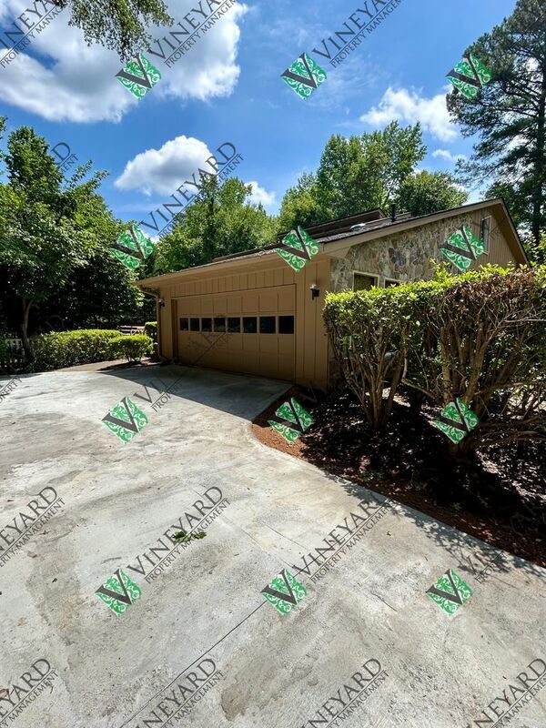 Building Photo - 115 Nesbit Ferry Pl