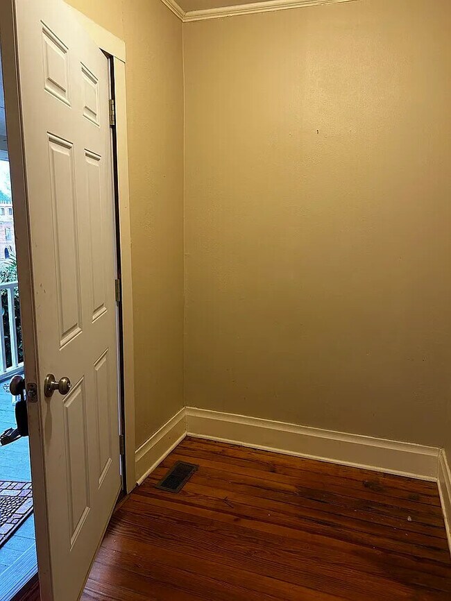 Building Photo - 2 Bedroom 2 Bathroom