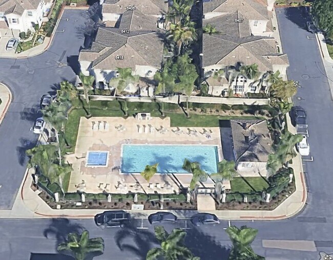Building Photo - End unit 4 Bedroom House Available Now in ...