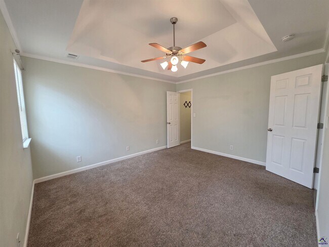 Building Photo - 66 Park Ln