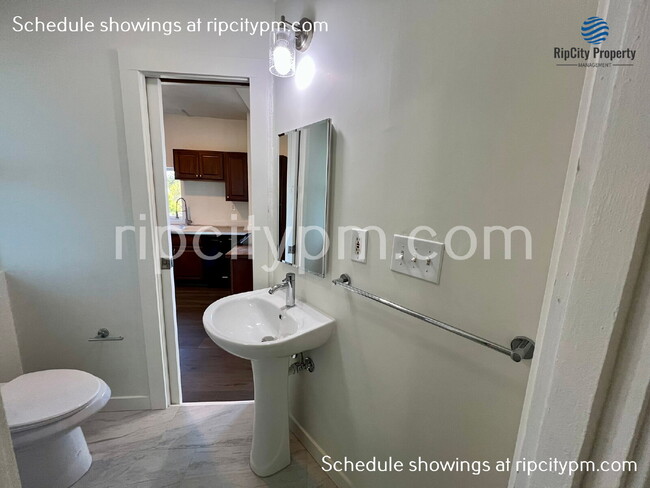 Building Photo - 827 N Lombard St