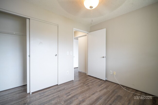 Building Photo - 2 bd, 2 ba 2 parking second story townhome...