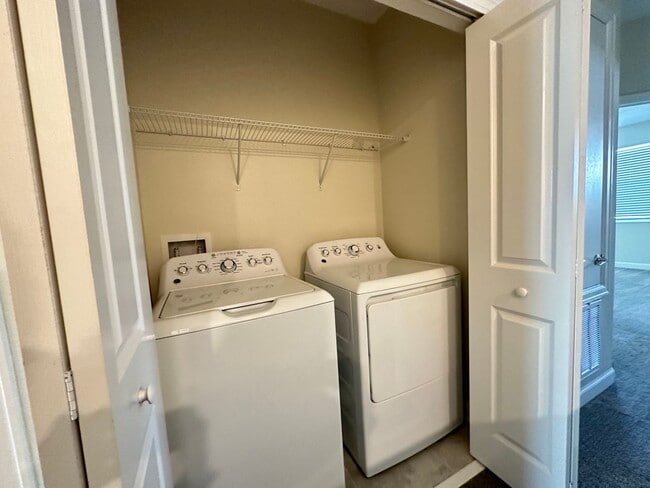 Building Photo - 4 Bed 3.5 Bath Townhouse In Storey Lake