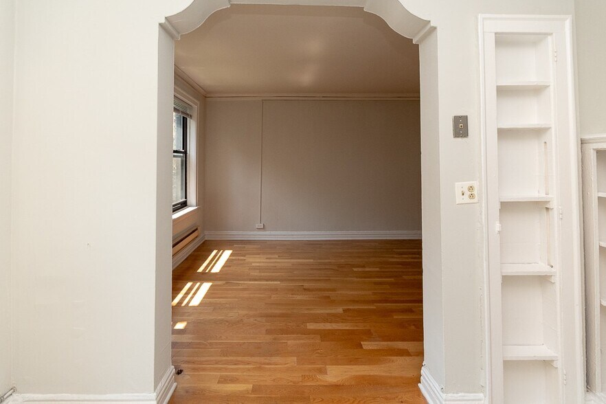 Building Photo - 533 W Roscoe St