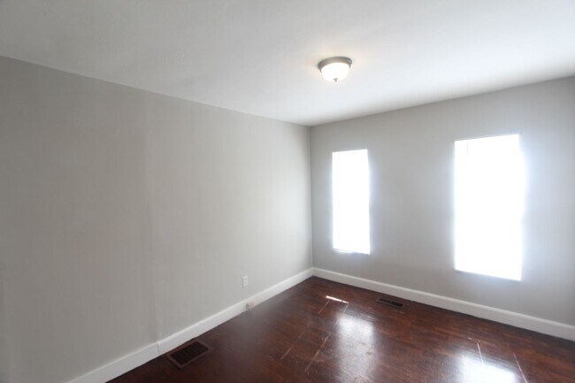 Building Photo - New On The Market with Fresh Updates!! Bet...