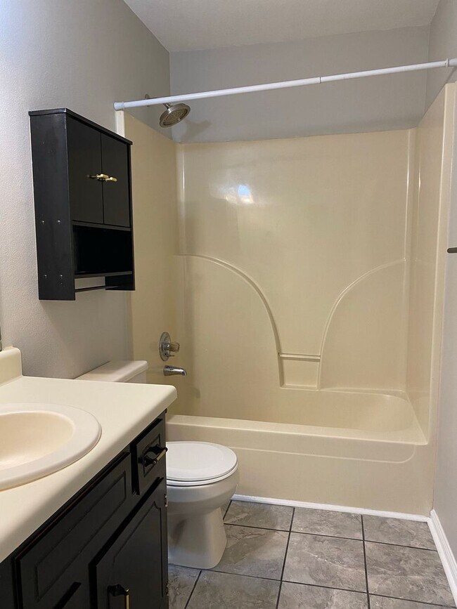 Building Photo - Beautifully Updated 3 Bed/2 Bath Home with...